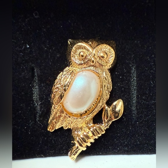 Avon Owl Bird on Branch Brooch Lapel Pin Gold Faux Pearl Cabochon Belly VTG - Picture 1 of 6